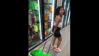 Le ayude con las bolsas de mandado y así me pagó