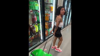 Le ayude con las bolsas de mandado y así me pagó