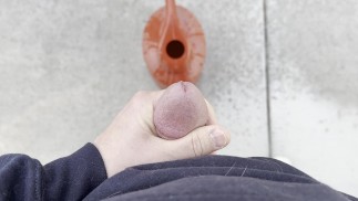 Adicionando fertilizador líquido à lata de água