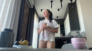 Sexy fitte brunette doet huishoudelijk werk zonder slipje.