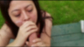 Petite latina excitada faz o meio-irmão gozar duas vezes em público