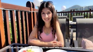 Rubia caliente se deja follar duro después de discutir con un extraño en el restaurante del hotel