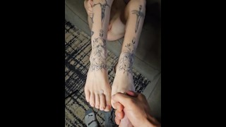 POV hot teen dává nedbalý kouření (olizuje cum off prsty v plném videu na onlyfans!)