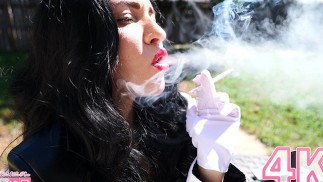 El sexy descanso de humo de Zatanna