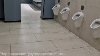 ¡Puto hunk en un baño público dio su polla y se corrió en mi boca 💦💦💦 gloryhall!