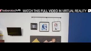Chica rubia en solitario Sweetie Plum juega apasionadamente con un consolador en la cama en realidad virtual.