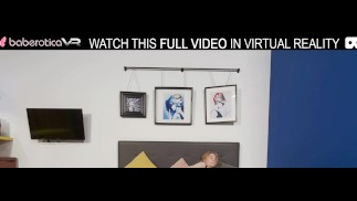 Chica rubia en solitario Sweetie Plum juega apasionadamente con un consolador en la cama en realidad virtual.
