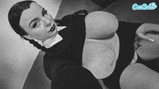 Thick culo di Mercoledì Addams con grandi tette e figa bagnata gioca con se stessa - Cosplay