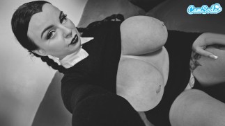 Thick culo miércoles addams con grandes tetas y coño mojado juega consigo misma - Cosplay
