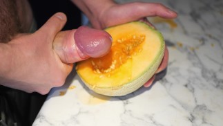 Pau grande e gordo fode melão suculento até gozar e creampie. Noite muito quente e doce