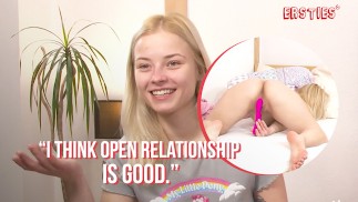 Ersties - Cute Blonde Babe aus der Ukraine benutzt einen Vibrator, um ihre Wünsche zu befriedigen