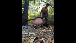 Interraciale riskante RAUWE OPENBARE seks op de bospaden! BUITEN CREAMPIE BROEDEN!