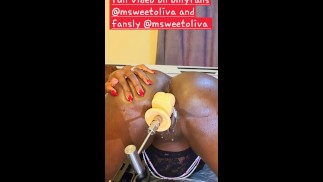 Ebony青少年在性爱机器上多次喷出性高潮