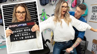 Madrastra Mandy Rhea pillada robando por el oficial hijastro follada en la trastienda - Shoplyfter
