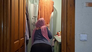 Muslimská studentka twerking se závojem