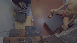 Hot vizinho me ajuda a consertar meu joystick