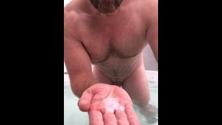 Naked Hot Tub Masturbation - Strkám ořech do ruky a spolknu