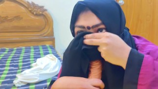 POV: Arabische moslim meid ziet baas's lul wanneer ze schoon naar bed gaat, dan geeft Hot meid hem pijpbeurt - Beautiful