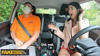 Hotアジアのベイビーは、燃え🔥始めると私のコックを吸います-Fake Driving School