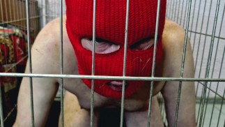 Dominatrix Nika zabiera seksualną niewolnicę z klatki, żeby pieprzyć go w dupę