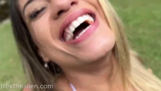 Můj nezbedný blonďatý přítel mi nikdy neodepřel kouření