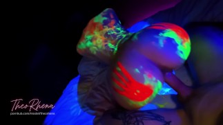 Neon Glow Hardcore - Sexe fluorescent sauvage sur le lit avec TheoRhena !