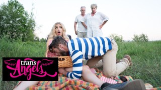 TRANS ANGELS - Только похотливая пара Matt и Angellica направляются к машине, чтобы заняться страстным сексом