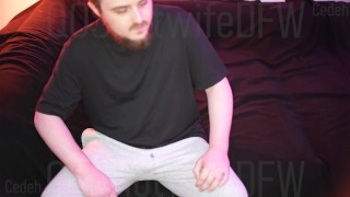 Paroháč Cums v kalhotách sleduje gangbang