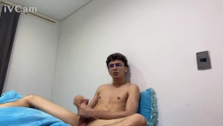 VERGON TWINK CUMMING I POKAZUJE SWÓJ TYŁEK