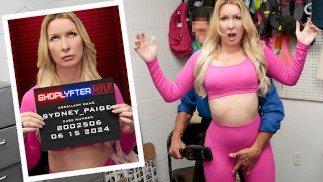 Profesora de yoga desesperada y rota trata de robar de la tienda incorrecta - Shoplyfter MYLF