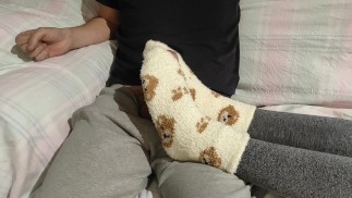amateur Loulou geeft sokjob met haar sexy tenen