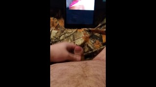Jugando conmigo mismo mientras veo un video de @Barbi Teen hasta que me corro