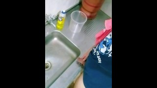 Je suis allé séjourner dans une auberge avec un homme et je me suis déshabillé dans la cuisine et la salle de bain et j’ai fait pipi