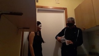 Porno in maschera, come fosse carnevale.