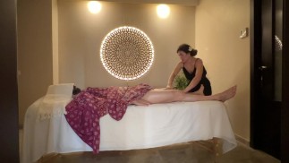 Bali massage deel 1 met hete oliën