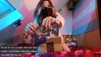 Trans girl unboxes ENORMES brinquedos nothosauros ela Will tentar e caber em sua bunda
