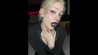 POV je lieve vriendin geeft je een handjob terwijl ze haar poesje wrijft na een filmdate
