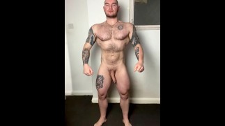 Wesoły mięśnie owłosione wydra sportowa Jock zgina i huśta nieobciętego miękkiego kutasa z Prince Albert piercing