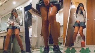 yuanladyboy: китайский ледибой в джинсовой юбке сходит с ума в общественном туалете