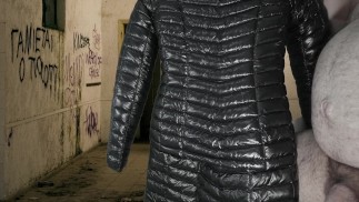 Кончаю на блестящий пуховик Black G.W. подруги