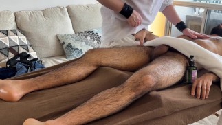 Un ragazzo appeso curioso seduce il massaggiatore durante il massaggio.