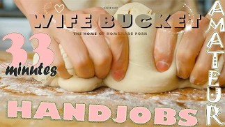 Wifebucket presenta 33 minuti delle nostre giocose mogli e fidanzate che fanno la migliore sega completa