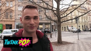 TWINKPOP - 背の高い男はいくつかの現金を稼ぎたいと思っていて、別のGuyのコックを吸うのを気にしません