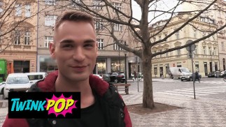 TWINKPOP - Homem alto está ansioso para ganhar dinheiro e não se importa de chupar o pau de outro Guy