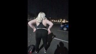 Parte 2 a nuestra salida nocturna de bolos. Diversión pública arriesgada al aire libre con Él. BadBlondieMonroe