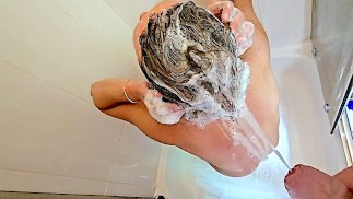 Me orina cuando me lavo el pelo me ayuda a mojarme compilación algunos videos