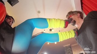 Goddess in blauwe panty laat haar slaaf snuiven en haar voeten likken in zweterige oude sokken