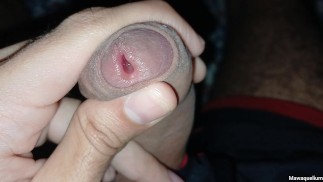 Mijn harde lul aftrekken in bed