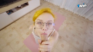義理の兄弟は引き裂かれたレギンスで妹のトレーニングを捕まえ、彼女とセックスするのに抵抗できませんでした