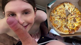 Eu comi o entregador de pizza sem camisinha! ele me deu seu esperma e meu marido pegou 2 relógio 😈